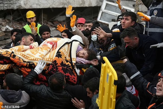 Thảm họa động đất ở Thổ Nhĩ Kỳ cướp đi sinh mạng 2.300 người: Nhói lòng những hình ảnh trẻ nhỏ nơi hiện trường tang thương - ảnh 5