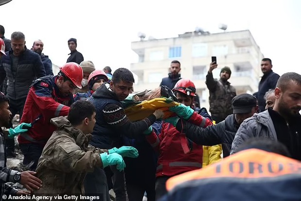 Thảm họa động đất ở Thổ Nhĩ Kỳ cướp đi sinh mạng 2.300 người: Nhói lòng những hình ảnh trẻ nhỏ nơi hiện trường tang thương - ảnh 11