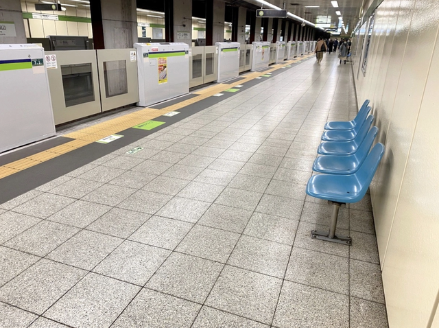 Tinh tế như người Nhật: Lý do khiến những chiếc ghế ở nhiều ga tàu không quay mặt về phía đường tàu, hóa ra là để bảo vệ hành khách - ảnh 1