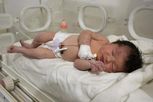 Bé gái sơ sinh được cứu khỏi đống đổ nát sau trận động đất ở Syria - ảnh 1