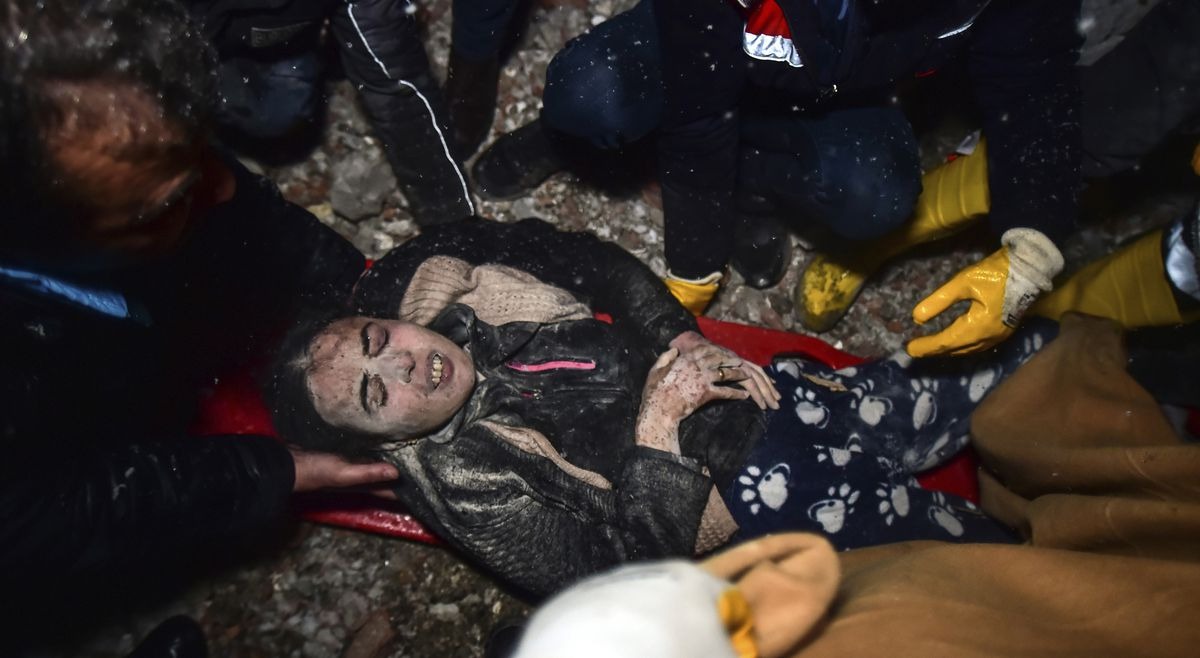 Bé gái Syria chào đời trong đống đổ nát của tòa nhà bị sập, dây rốn vẫn nối với bánh nhau trong bụng mẹ - ảnh 4