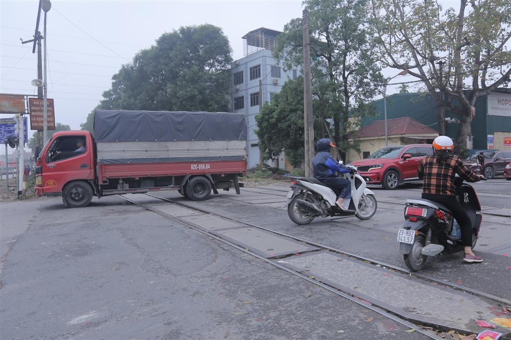 Thót tim người dân 'cắt' đầu tàu hỏa, coi thường barie tại Hà Nội - ảnh 16