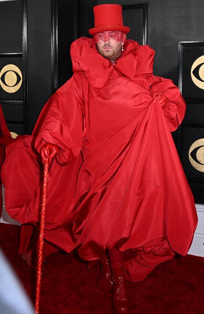 Những trang phục thảm họa nhất trên thảm đỏ Grammy 2023 - ảnh 3