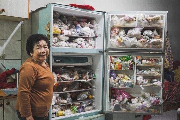 Chiếc tủ lạnh “độc lạ” của bà, đồ ăn chất kín mít, cần món gì cũng có - ảnh 5