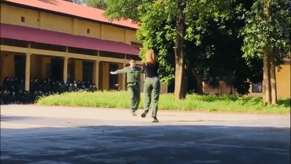 Học quân sự, 2 sinh viên khiến bạn bè trầm trồ với màn khiêu vũ cực chuyên nghiệp và cuốn hút - ảnh 1