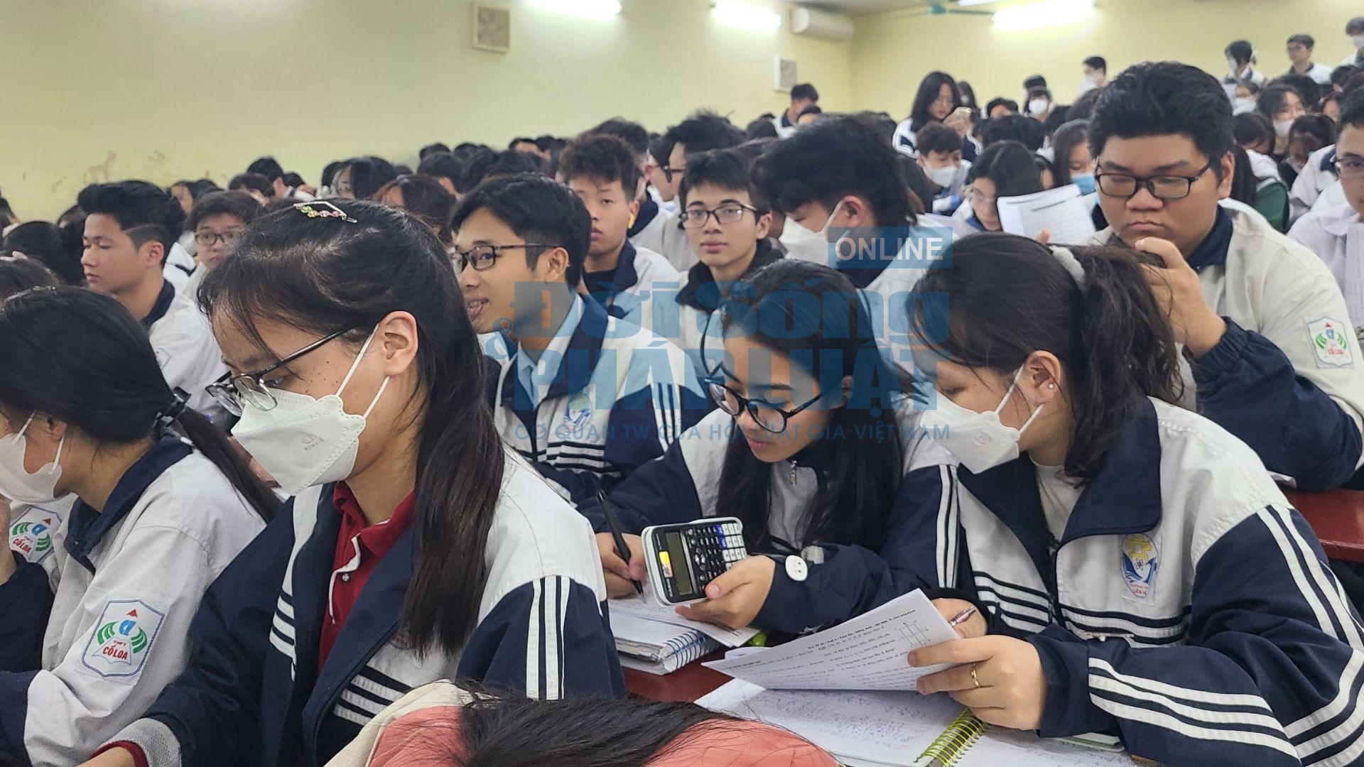 Hà Nội: Mục sở thị cảnh 700 học sinh chui lò luyện thi mong “cá chép hóa rồng” ở huyện Đông Anh - ảnh 1