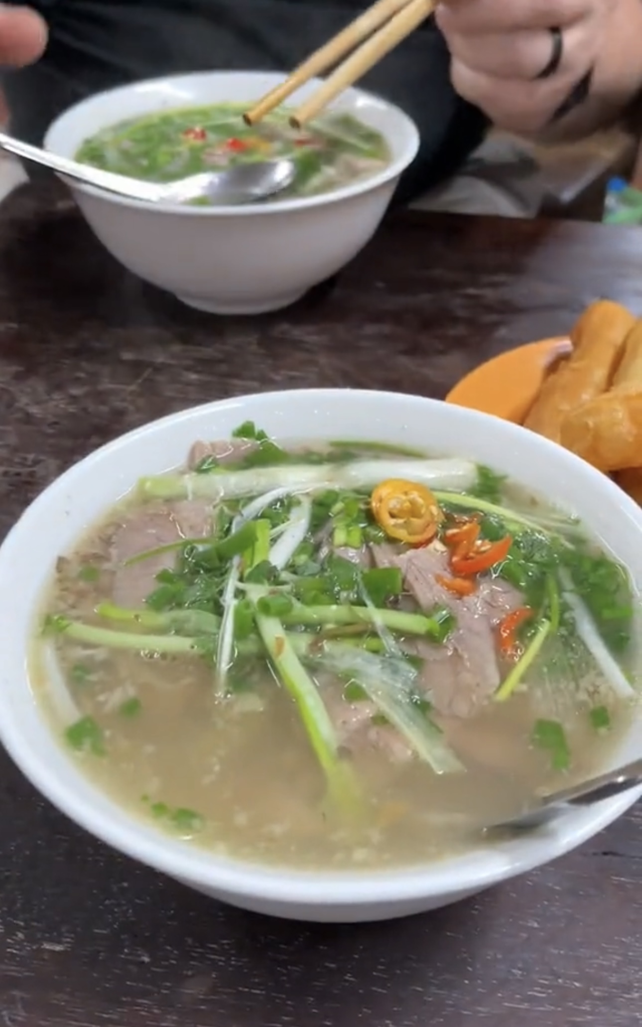 Đi nửa vòng trái đất đến Việt Nam để thực hiện ước mơ ăn phở, nhưng món ăn kèm này mới là điều khiến du khách nước ngoài bất ngờ - ảnh 1