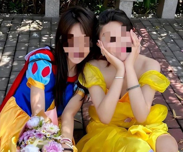 2 nữ sinh diện đồ công chúa chụp ảnh tốt nghiệp, tưởng chiếm spotlight ai ngờ bị ném đá kịch liệt: 