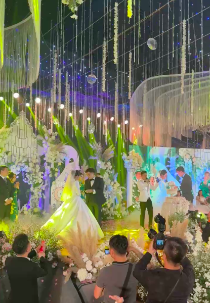“Siêu đám cưới” được tổ chức tại sân vận động Mỹ Đình - ảnh 9