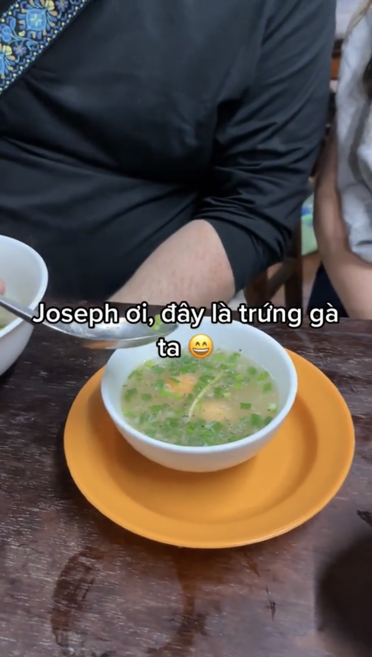 Đi nửa vòng trái đất đến Việt Nam để thực hiện ước mơ ăn phở, nhưng món ăn kèm này mới là điều khiến du khách nước ngoài bất ngờ - ảnh 4