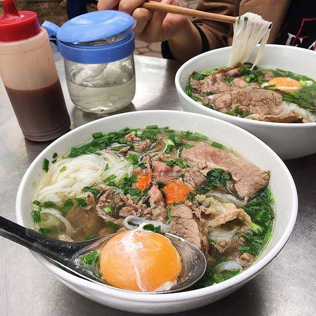 Đi nửa vòng trái đất đến Việt Nam để thực hiện ước mơ ăn phở, nhưng món ăn kèm này mới là điều khiến du khách nước ngoài bất ngờ - ảnh 12
