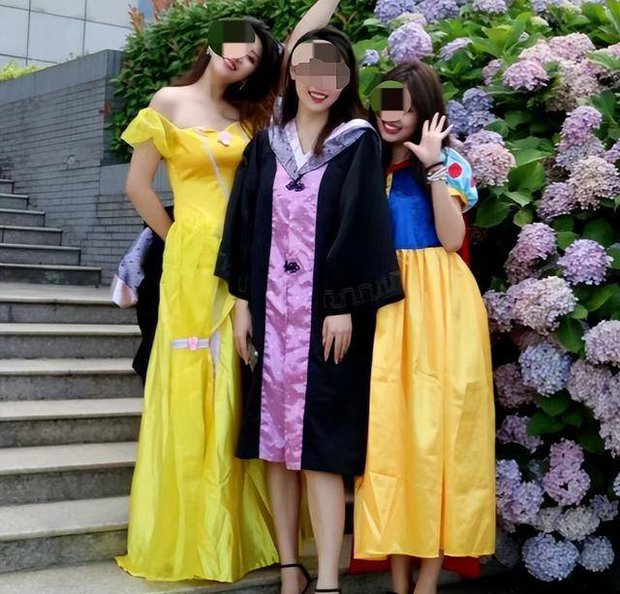 2 nữ sinh diện đồ công chúa chụp ảnh tốt nghiệp, tưởng chiếm spotlight ai ngờ bị ném đá kịch liệt: 