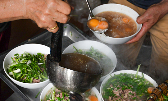 Đi nửa vòng trái đất đến Việt Nam để thực hiện ước mơ ăn phở, nhưng món ăn kèm này mới là điều khiến du khách nước ngoài bất ngờ - ảnh 9