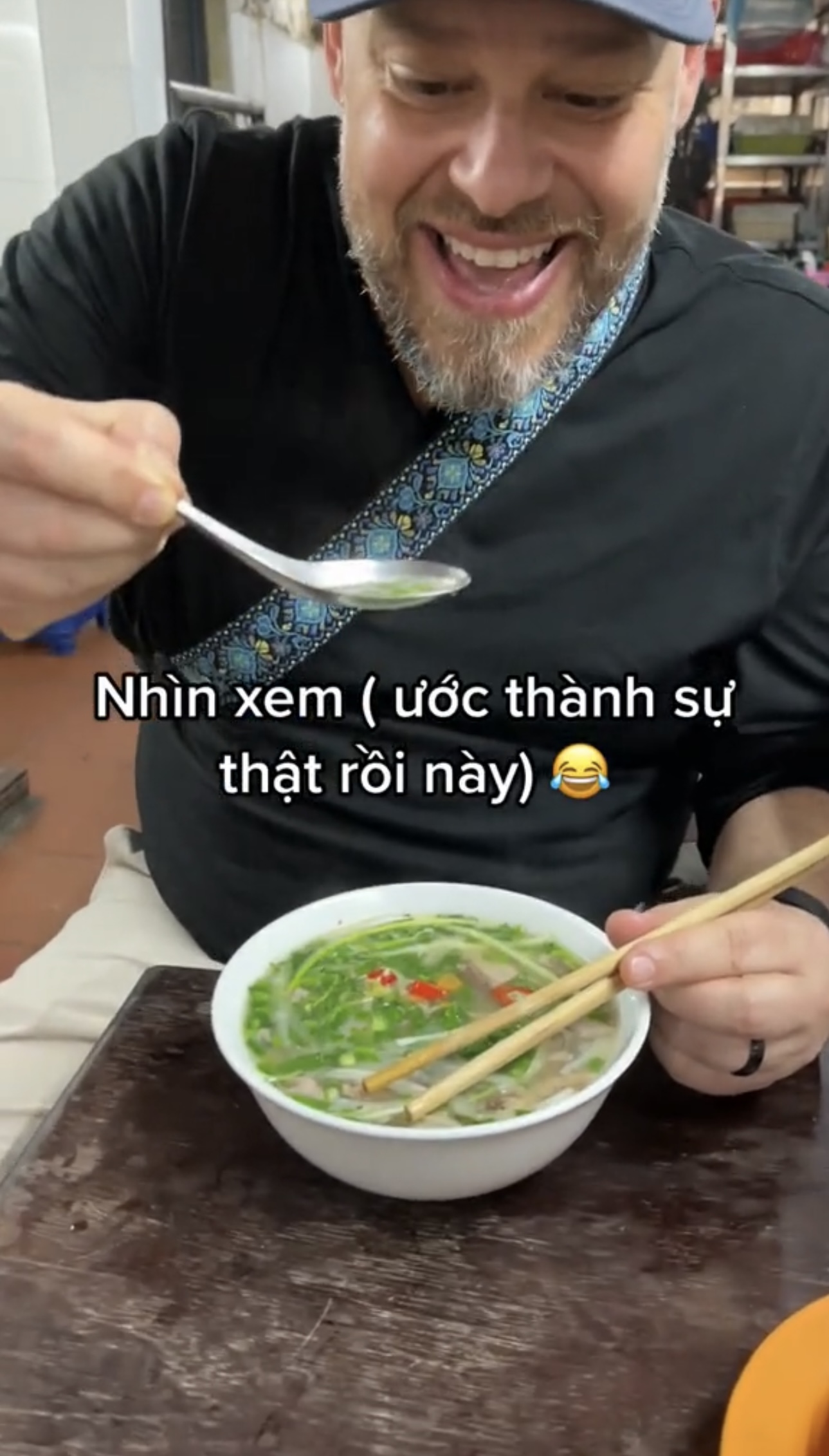 Đi nửa vòng trái đất đến Việt Nam để thực hiện ước mơ ăn phở, nhưng món ăn kèm này mới là điều khiến du khách nước ngoài bất ngờ - ảnh 3