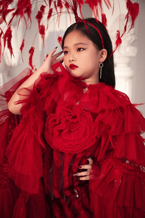 Rita Thiên Phúc rạng rỡ đại diện hình ảnh cho Bộ sưu tập Spring - Summer 2023 của NTK Trinh Châu trong show diễn The Garden Of Dream - ảnh 3