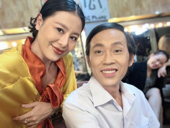 Sao Việt 19/3: Hình ảnh mới nhất của Hoài Linh bên đàn em; Diễn viên hài Gia Bảo ngồi xe lăn đưa con gái đi chơi - ảnh 17