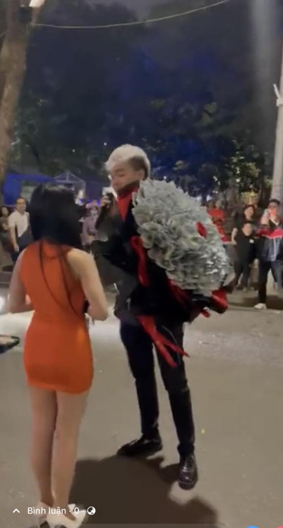 Chàng trai ôm bó hoa tiền toàn tờ 100 USD, tỏ tình với bạn gái ở bờ Hồ (Hà Nội) - ảnh 3