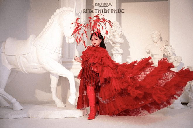 Rita Thiên Phúc rạng rỡ đại diện hình ảnh cho Bộ sưu tập Spring - Summer 2023 của NTK Trinh Châu trong show diễn The Garden Of Dream - ảnh 2