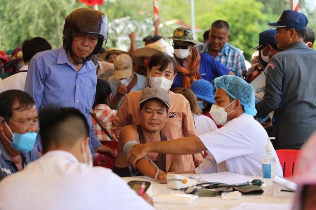 Bác sỹ Bệnh viện Chợ Rẫy-Phnom Penh khám bệnh từ thiện cho người dân - ảnh 1