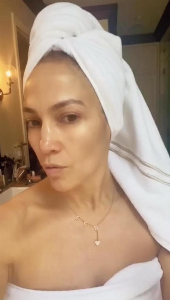 Jennifer Lopez khoe mặt mộc quấn trong chiếc khăn tắm, làn da mịn màng và thanh tú nhưng lại gây tranh cãi vì filter - ảnh 2