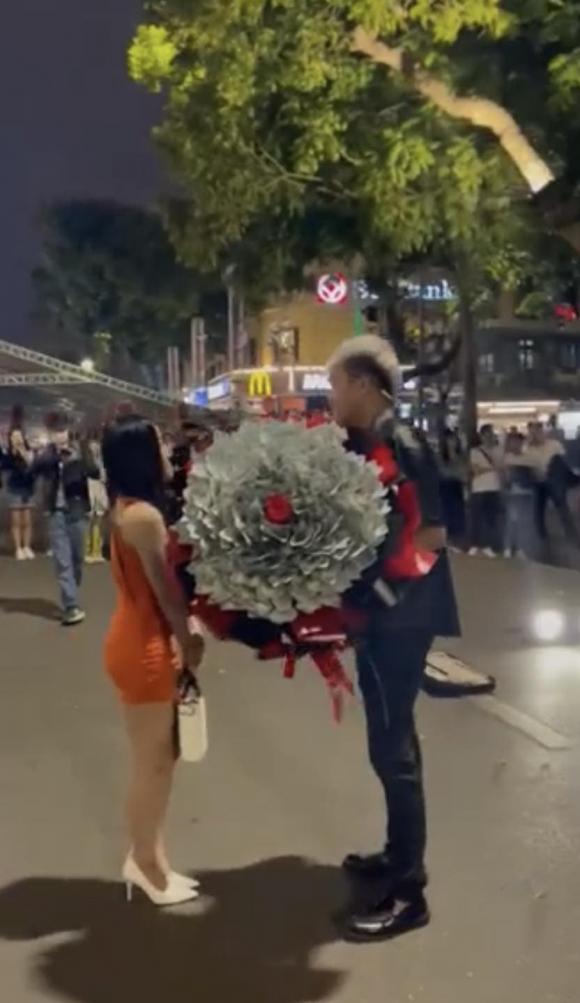 Chàng trai ôm bó hoa tiền toàn tờ 100 USD, tỏ tình với bạn gái ở bờ Hồ (Hà Nội) - ảnh 4