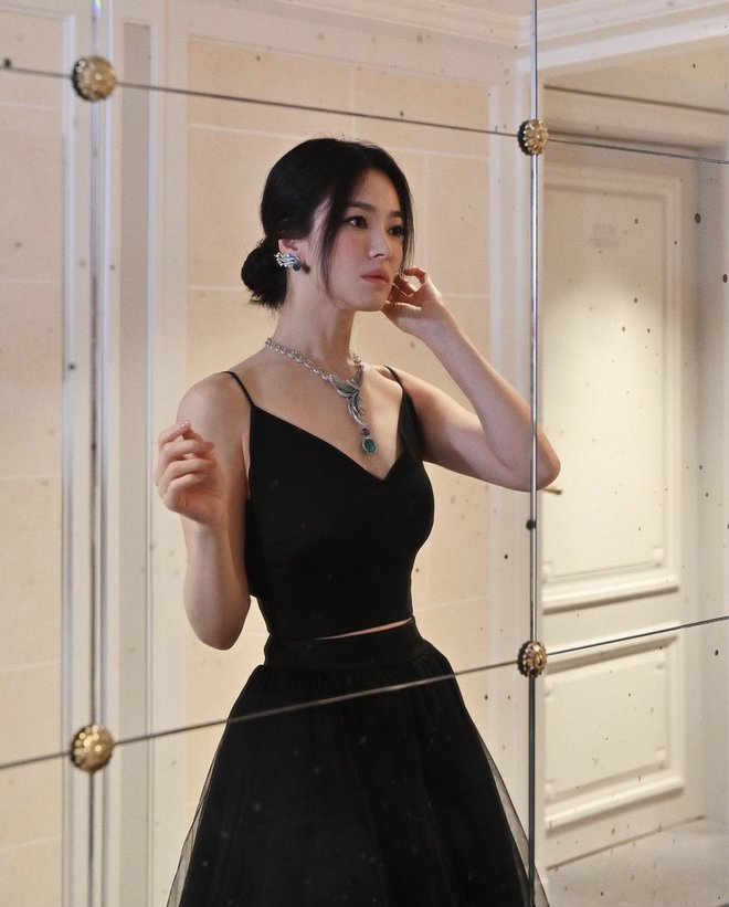 Rần rần “ảnh đôi” của 2 nữ thần Song Hye Kyo và Han So Hee: Bản sao và bản gốc đụng độ, ai đẹp hơn? - ảnh 1