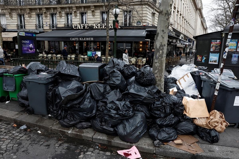 10.000 tấn rác ngập đường phố Paris - ảnh 1