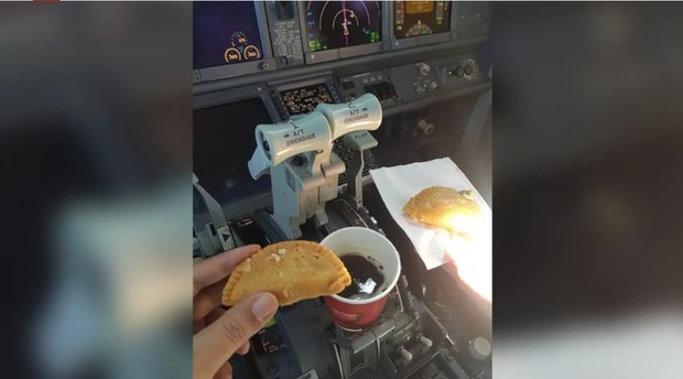 Uống cà phê trong buồng lái, hai phi công Ấn Độ bị đình chỉ bay - ảnh 1