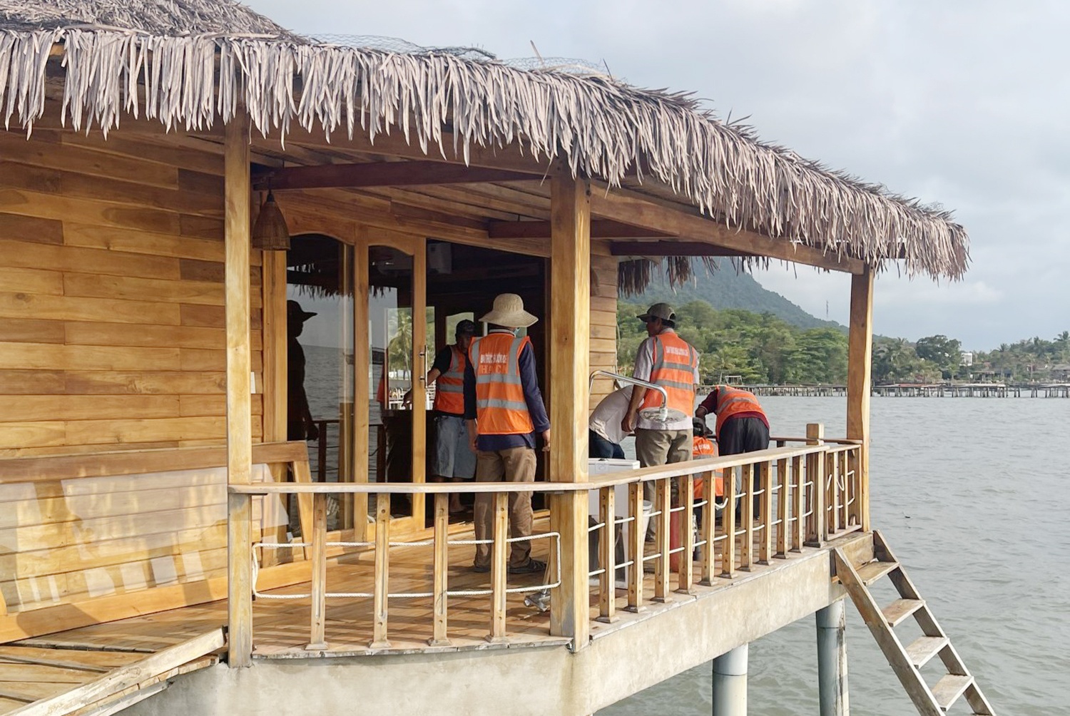 Cưỡng chế tháo dỡ 6 bungalow xây trái phép ở Phú Quốc - ảnh 1