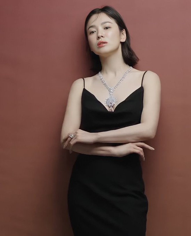 Song Hye Kyo và Han So Hee cùng mặc váy đen: Đàn chị quá an toàn, cô em lấn át với vẻ 