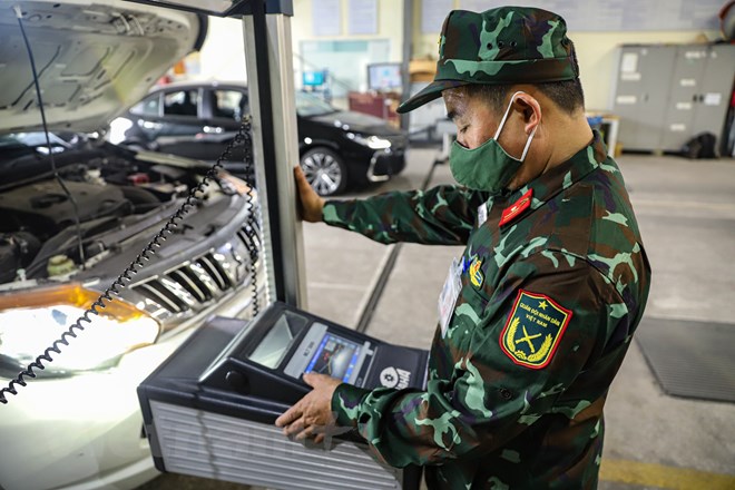 Kiểm định viên quân sự chi viện đăng kiểm đã bắt tay vào ‘khám xe’ - ảnh 5