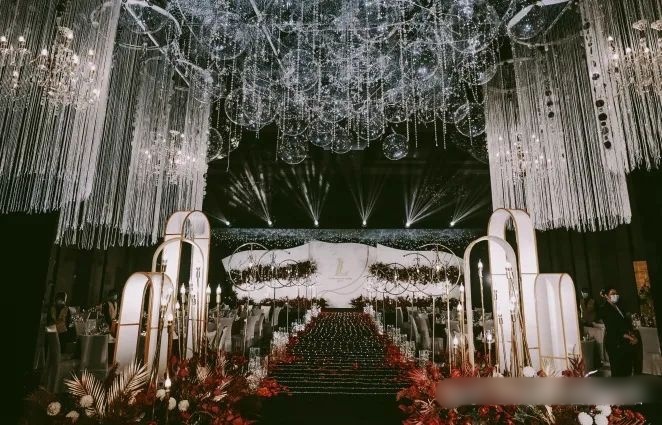 Những thiết kế đám cưới lộng lẫy với tông màu đỏ có giá trang trí từ vài chục đến cả trăm triệu đồng - ảnh 11