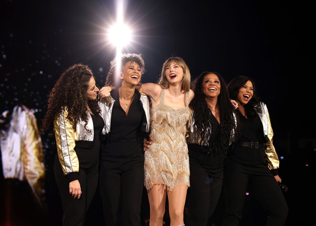 Taylor Swift mở màn The Eras Tour quá ngoạn mục: Truyền thông Mỹ đồng loạt cho điểm tuyệt đối, phong luôn làm 