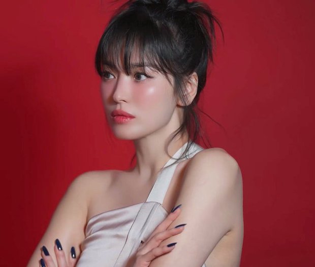 Song Hye Kyo khiến netizen dậy sóng với chủ đề nhan sắc tuổi 43: Sách giáo khoa về vẻ đẹp hình mẫu - ảnh 2