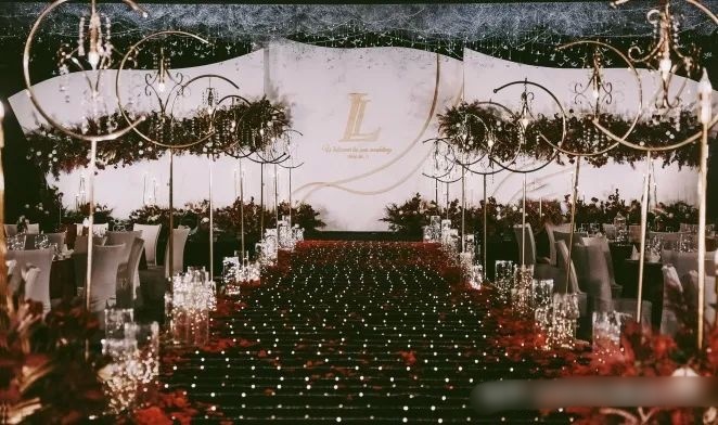 Những thiết kế đám cưới lộng lẫy với tông màu đỏ có giá trang trí từ vài chục đến cả trăm triệu đồng - ảnh 14