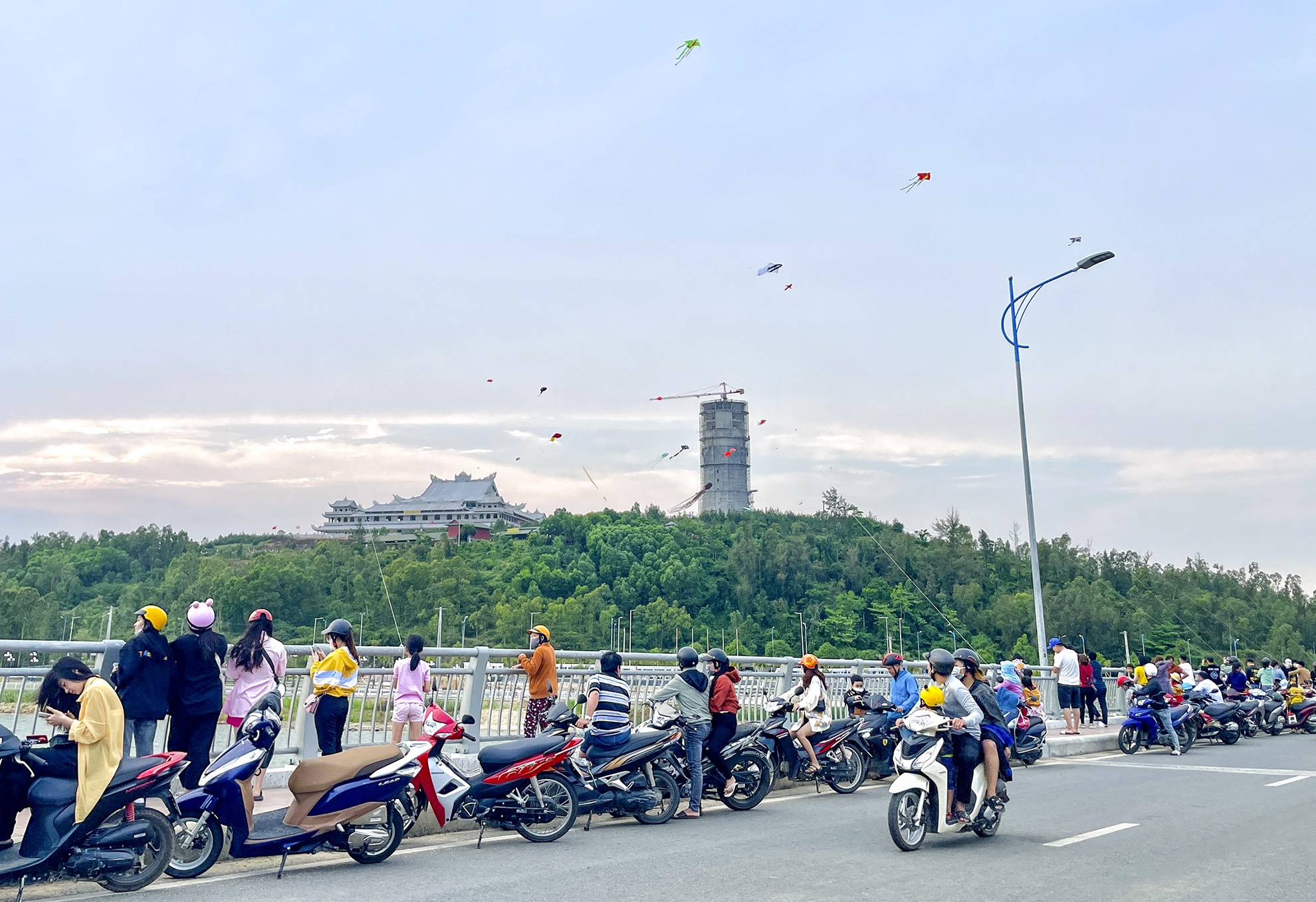Du khách chen chúc chiêm ngưỡng diều bay trên thắng cảnh Quảng Ngãi - ảnh 7
