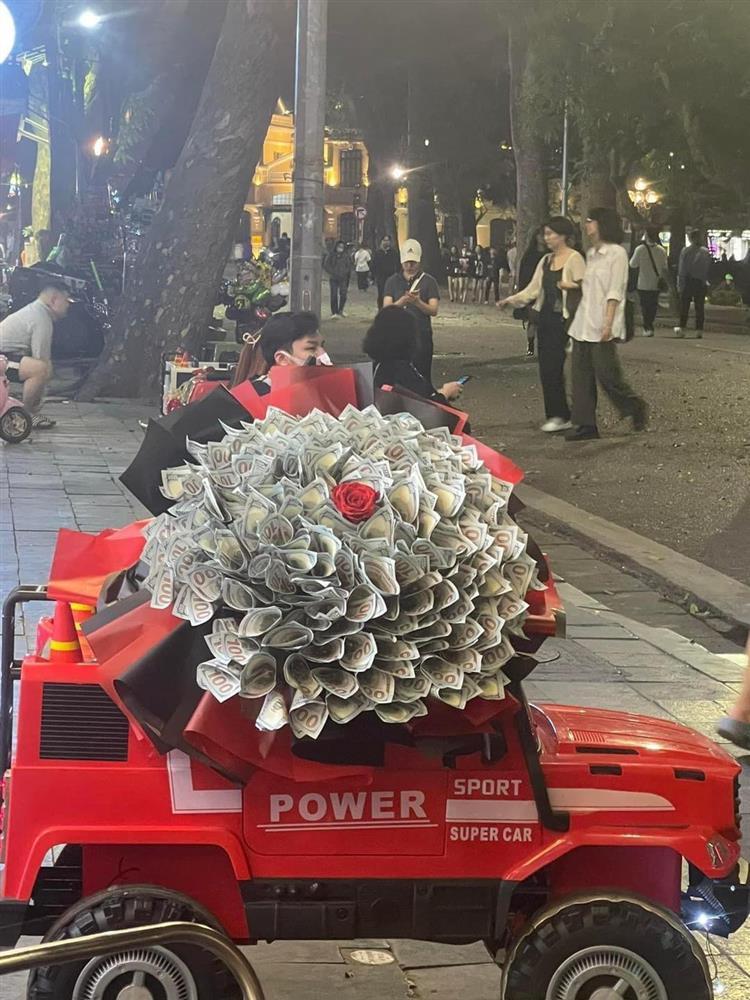 Chàng trai tỏ tình giữa phố đi bộ Bờ Hồ bằng bó hoa toàn tờ 100 USD - ảnh 1
