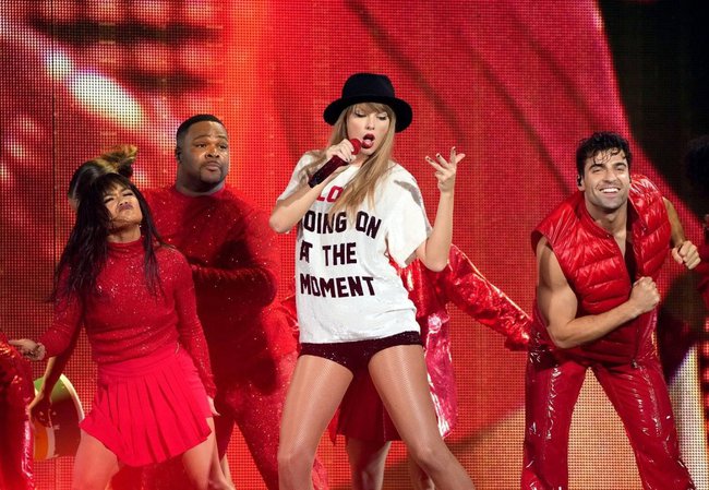 Taylor Swift mở màn The Eras Tour quá ngoạn mục: Truyền thông Mỹ đồng loạt cho điểm tuyệt đối, phong luôn làm 