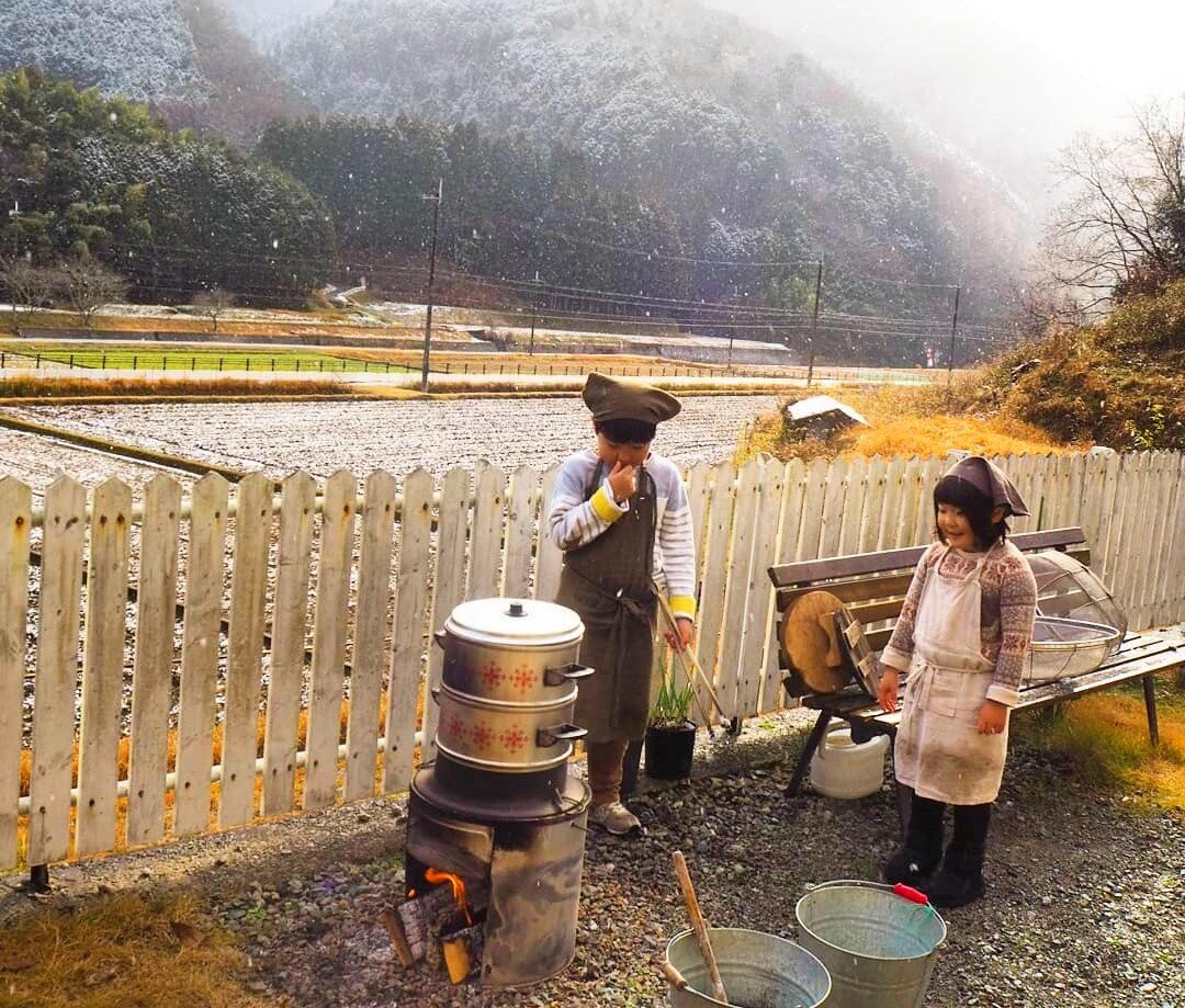 Cuộc sống điền viên đáng ngưỡng mộ của gia đình nhỏ Nhật Bản: Ngay cả hai đứa con thơ cũng biết cách sống thế nào để hạnh phúc - ảnh 11