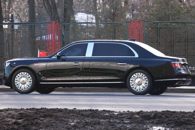 Cận cảnh chiếc limousine Hồng Kỳ được Chủ tịch Trung Quốc Tập Cận Bình sử dụng trong chuyến thăm Nga - ảnh 1