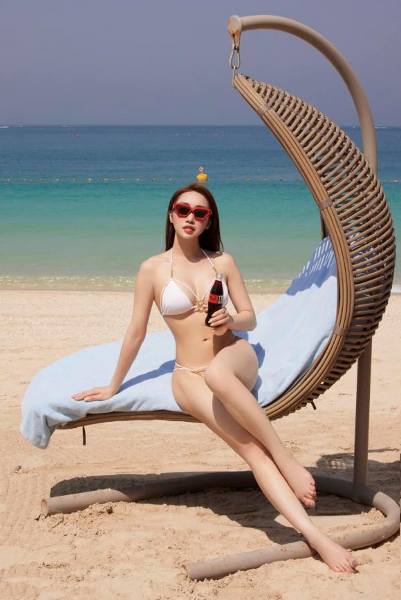 Vợ Chi Bảo khoe đường cong gợi cảm với bikini, không một dấu hiệu nào của ''mẹ bỉm'' - ảnh 3