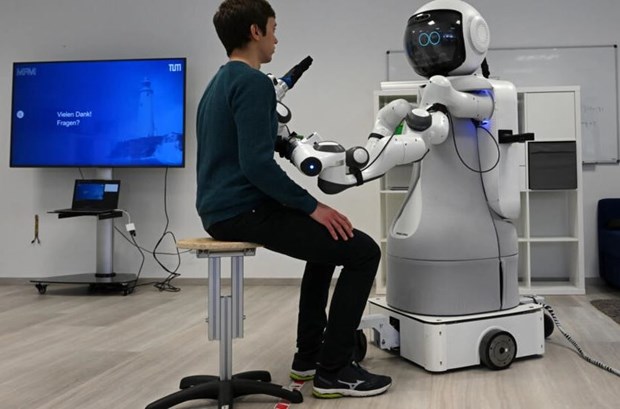 Đức chế tạo robot thay nhân viên y tế chăm sóc sức khỏe người cao tuổi - ảnh 1