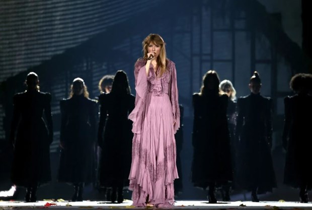 Khám phá các trang phục gây sốt Taylor Swift mặc trong tour “The Eras” - ảnh 11