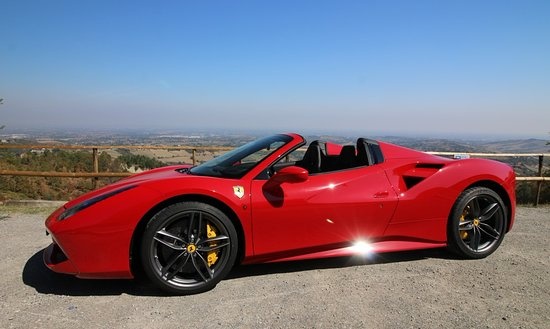 Khách Mỹ bị phạt vì lái Ferrari vào quảng trường ở Italy - ảnh 1