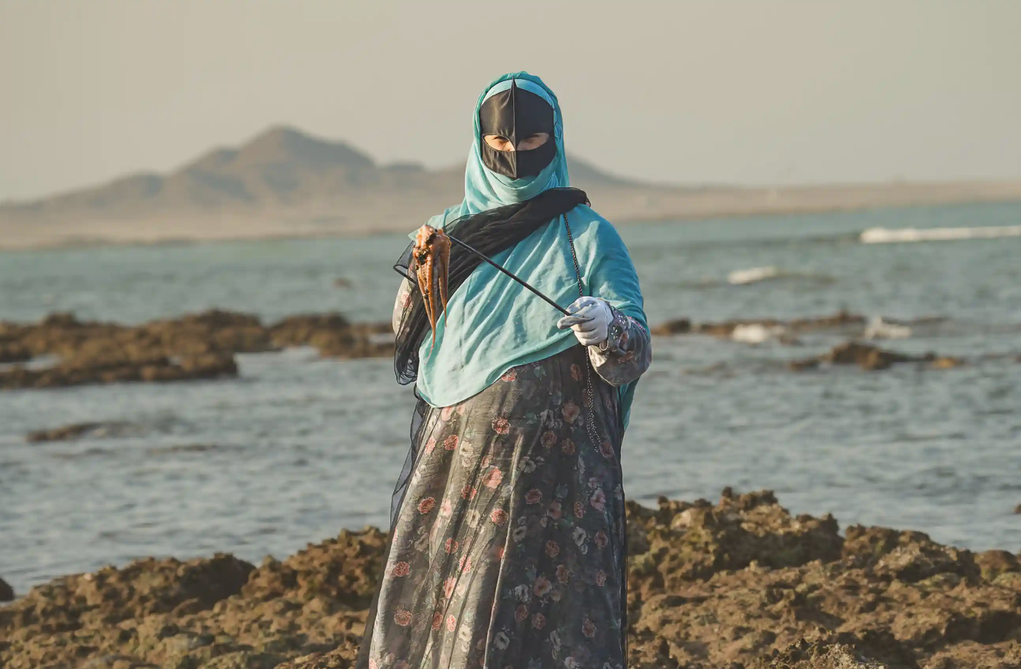 Vùng đất nơi nữ giới sơn móng tay, mặc áo dài truyền thống cầm giáo ra biển săn mực, nghề nghiệp độc đáo nhưng sắp đi đến hồi kết - ảnh 1