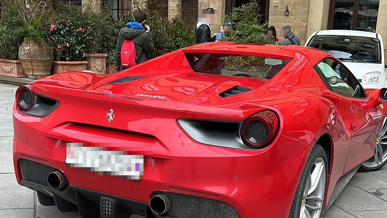 Khách Mỹ bị phạt vì lái Ferrari vào quảng trường ở Italy - ảnh 3