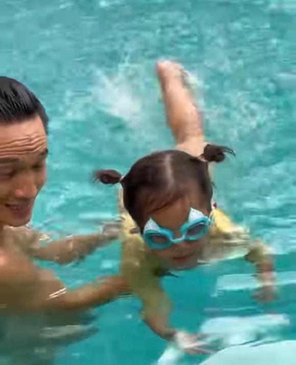 Cặp song sinh Hà Hồ tấu hài tột độ đi bơi: Lisa la hét khiến ba Kim giật mình, Leon mê nước đến mức làm trò - ảnh 3