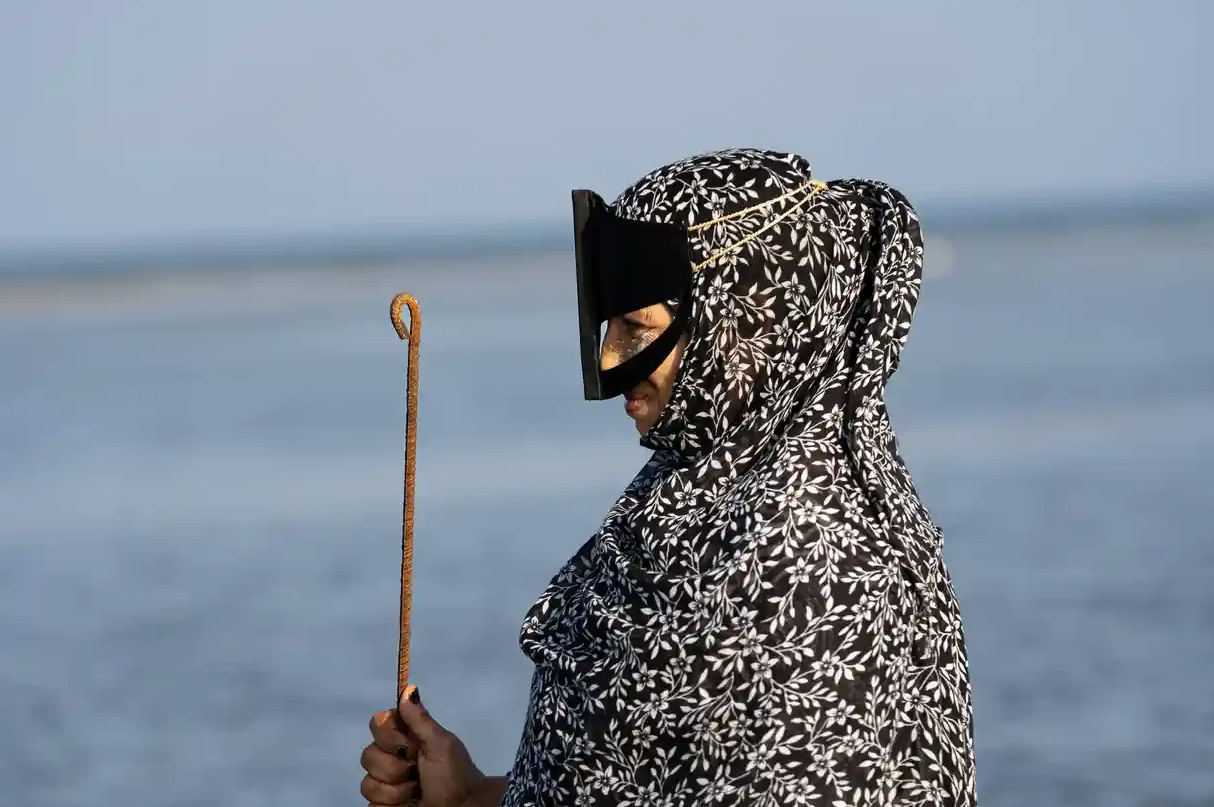 Vùng đất nơi nữ giới sơn móng tay, mặc áo dài truyền thống cầm giáo ra biển săn mực, nghề nghiệp độc đáo nhưng sắp đi đến hồi kết - ảnh 6