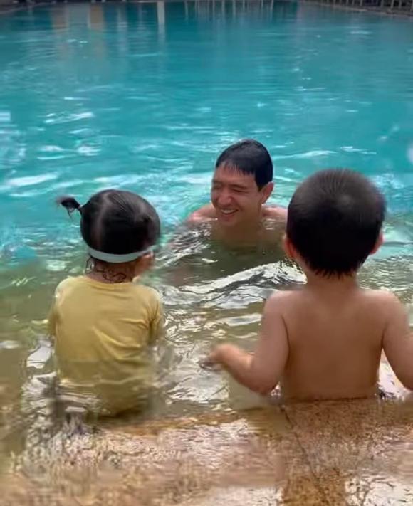 Cặp song sinh Hà Hồ tấu hài tột độ đi bơi: Lisa la hét khiến ba Kim giật mình, Leon mê nước đến mức làm trò - ảnh 20