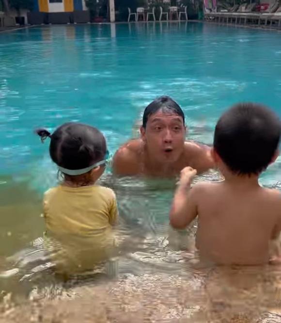 Cặp song sinh Hà Hồ tấu hài tột độ đi bơi: Lisa la hét khiến ba Kim giật mình, Leon mê nước đến mức làm trò - ảnh 19